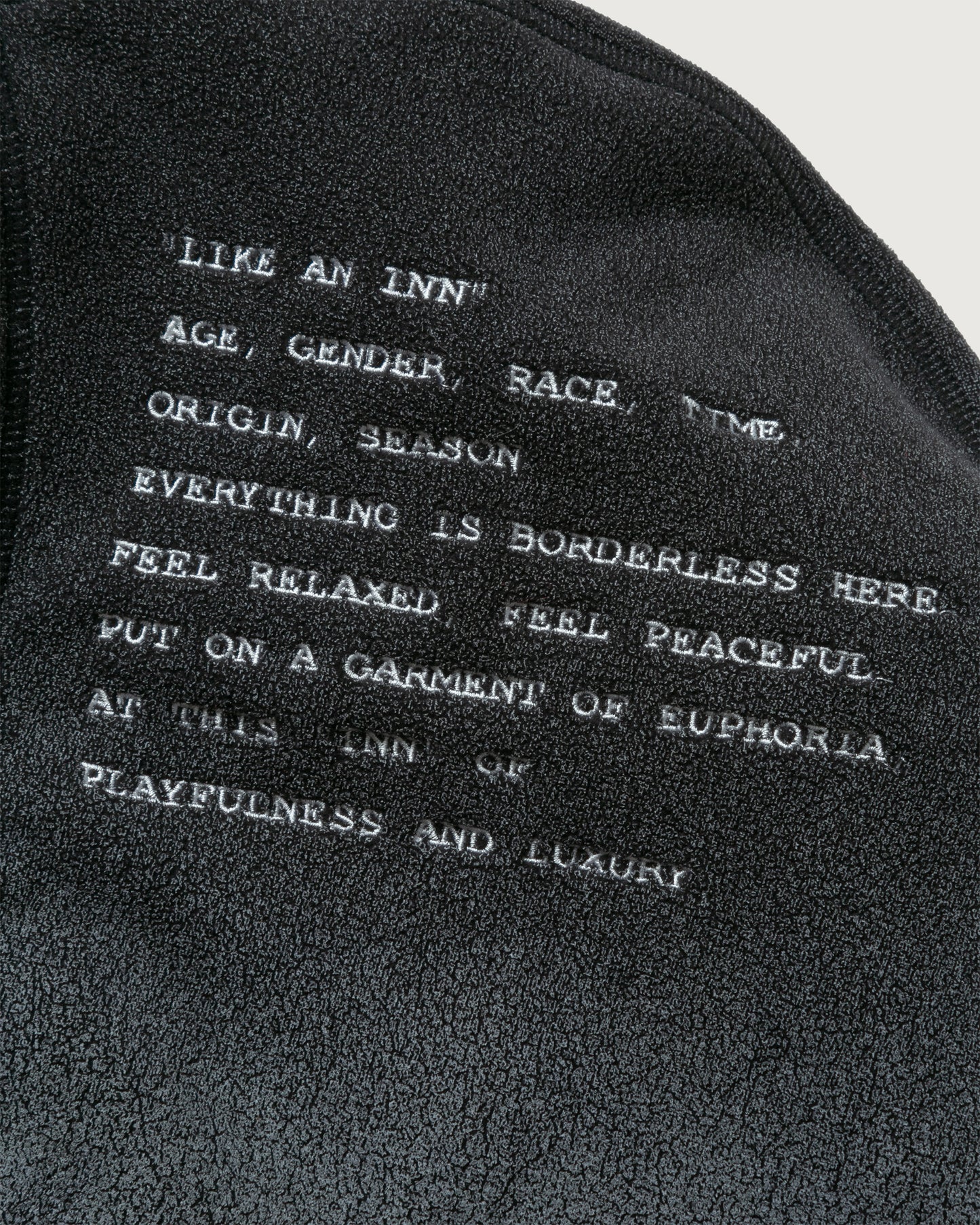 INNAT "PIGMENT PRINT WASH POLARTEC STORM HOODIE" / インアット "製品染めポーラテックフーディー"