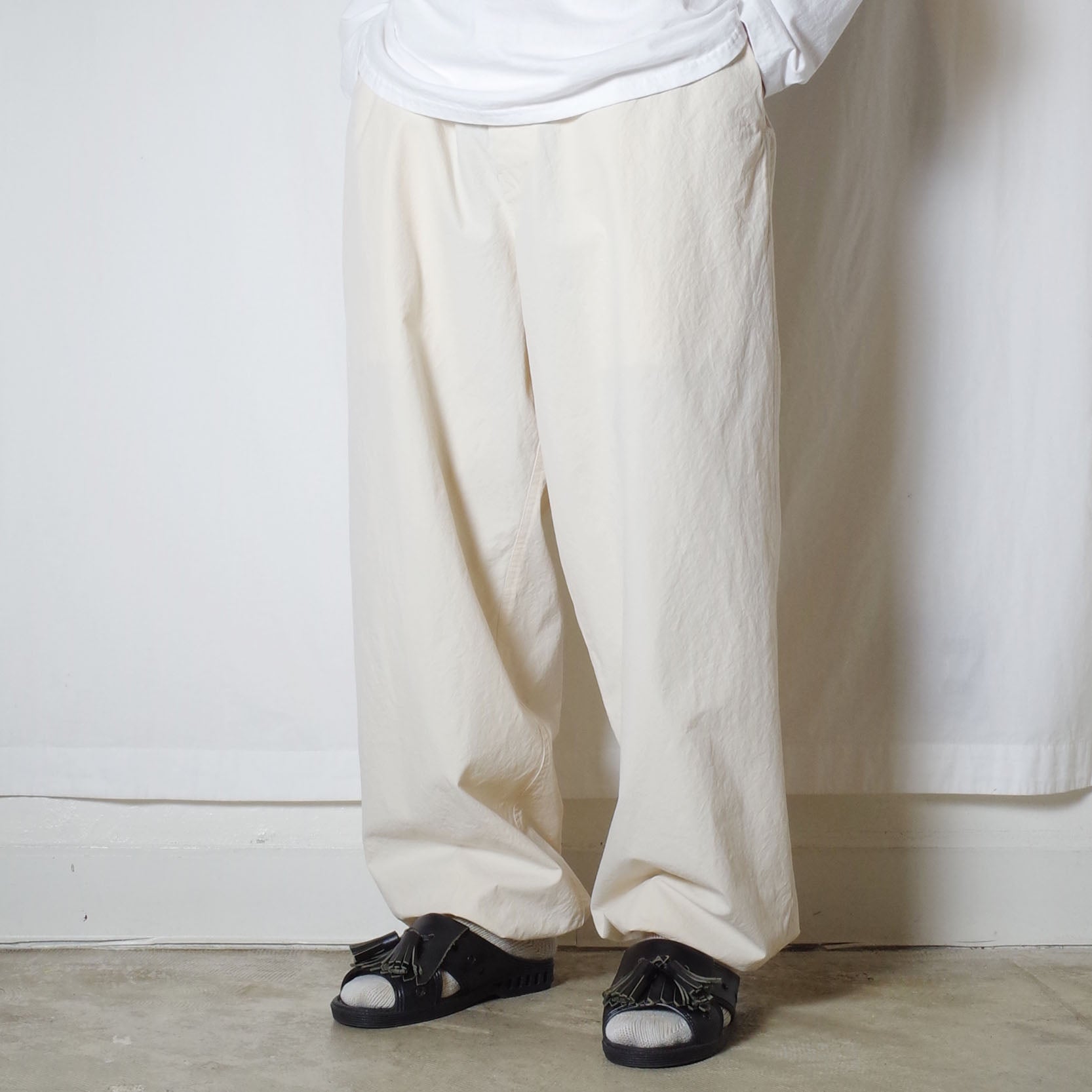 オンラインストア買い marvine pontiak 1 tuck trousers 19ss - パンツ